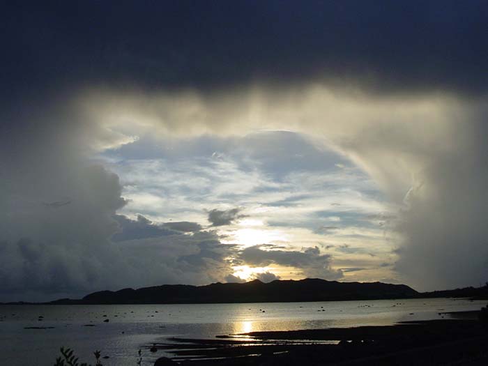 石垣島　暗雲の名蔵湾